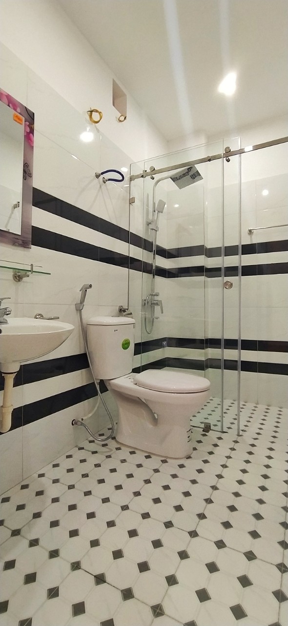 Hình ảnh Nhà đẹp xây mới 4 tầng sân cổng riêng, Ô TÔ VÀO NHÀ hướng Tây Nam