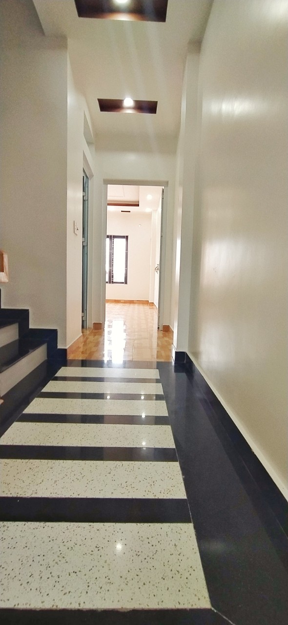 Hình ảnh Nhà đẹp xây mới 4 tầng sân cổng riêng, Ô TÔ VÀO NHÀ hướng Tây Nam