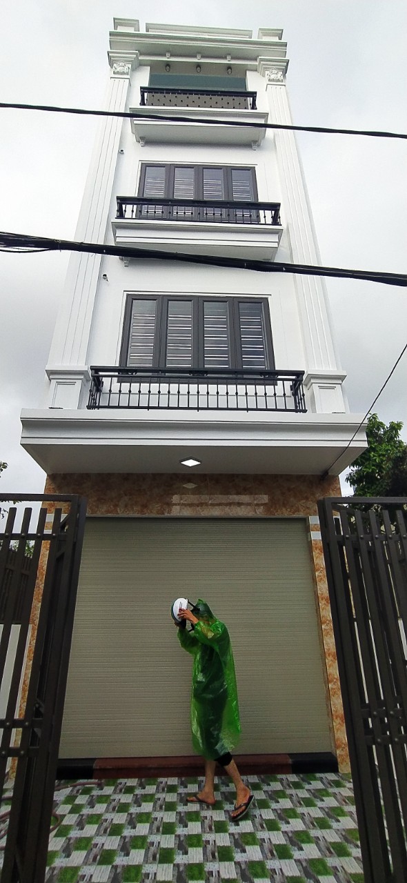 Hình ảnh Nhà đẹp xây mới 4 tầng sân cổng riêng, Ô TÔ VÀO NHÀ hướng Tây Nam